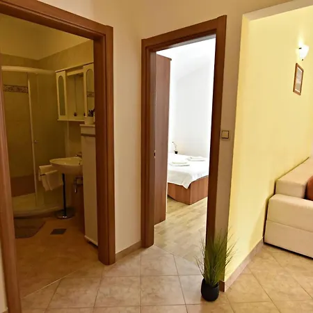 Spacious Poolside In Tar شقة
