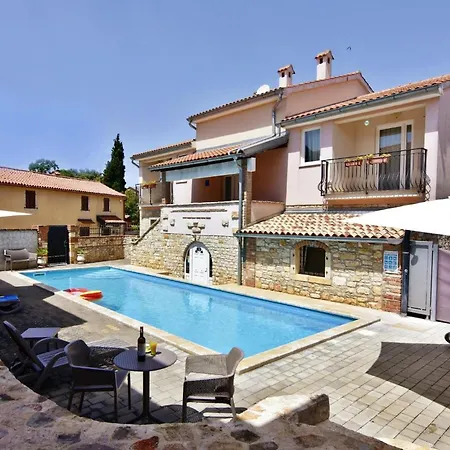 Spacious Poolside In Tar
