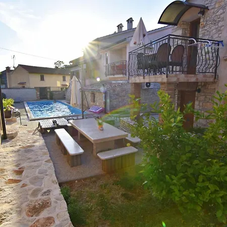 Spacious Poolside In Tar * Tar-Vabriga