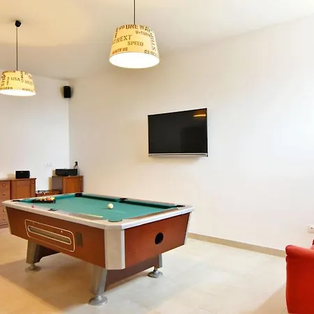 Spacious Poolside In Tar *