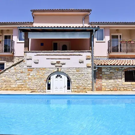 Spacious Poolside In Tar * Tar-Vabriga