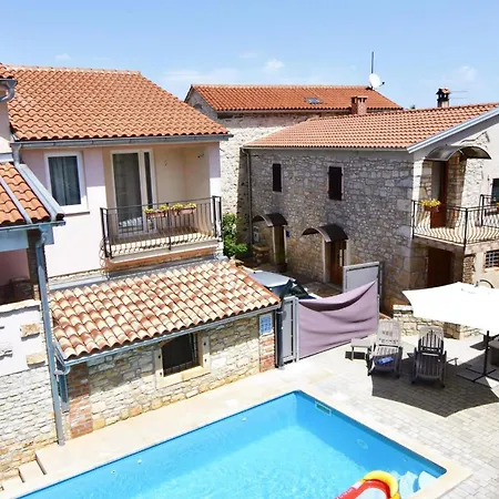 Spacious Poolside In Tar * Tar-Vabriga